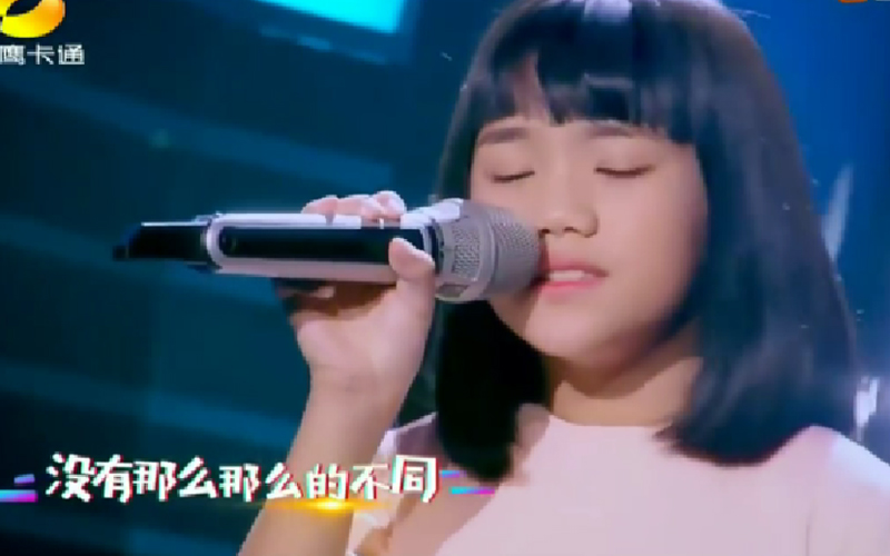 10歲馬來西亞女孩演唱陳奕迅《讓我留在你身邊》，只學3年中文一開口感動所有評審 網友讚：天籟之音！