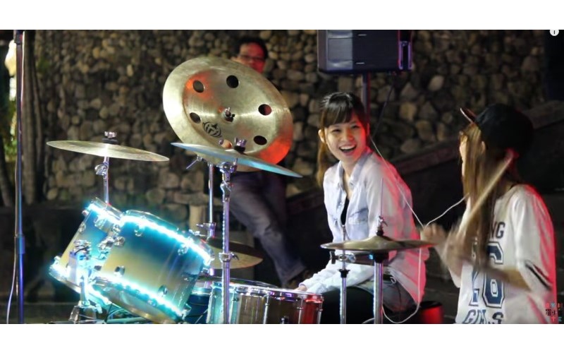 台灣兩「女神爵士鼓手」合體！ 表演到一半互看萌笑  超強默契網友狂讚❤