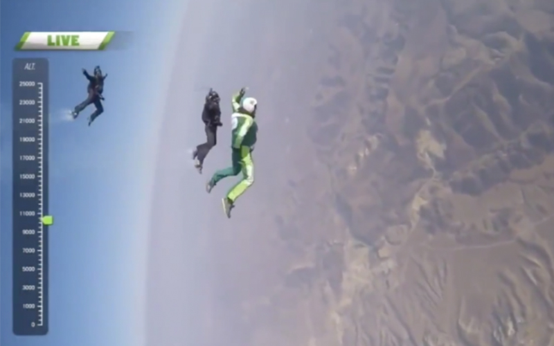 「不穿降落傘」從7600公尺高空跳下去！史上第一人直播玩命挑戰