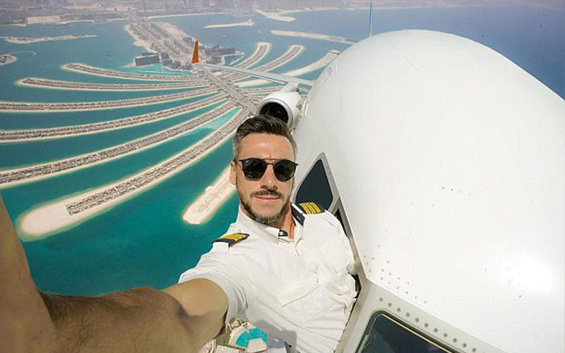 這位機師在3萬5千英呎的飛機上「探出半身自拍」爆紅，全世界網友都為了他吵翻天！