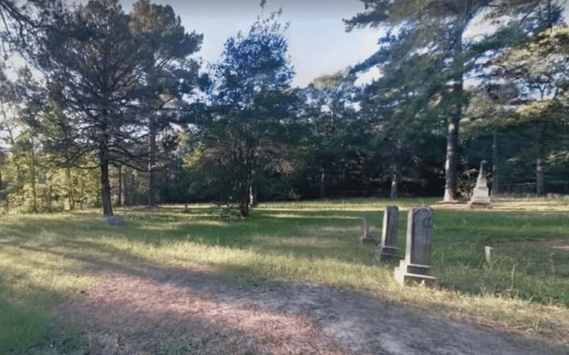 網友無聊玩Google街景，拉到一處森林裡的教堂墓園，再往左拉並放大看到詭異的畫面！