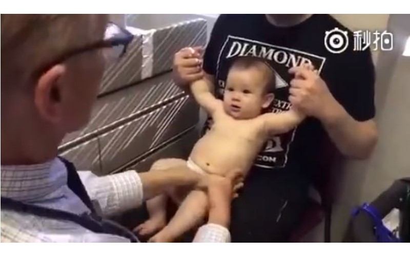醫生「趁寶寶不注意秒扎針」分散寶寶注意力！直到第二次...「對方終於察覺」神反應笑哭網友XD