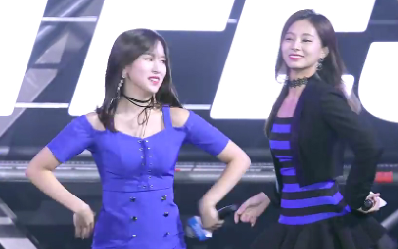 韓國女團TWICE熱情唱跳「Mina跳錯邊吐舌頭」，一旁子瑜撞見開心甜笑回應 粉絲讚：好萌！