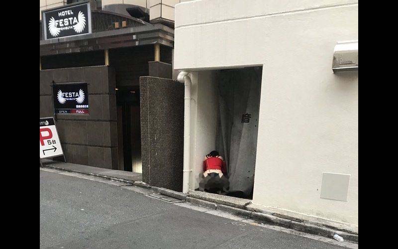 日網友經過賓館街，發現有一櫻花妹蹲在角落，仔細一看他驚呆了「還真敢啊！」