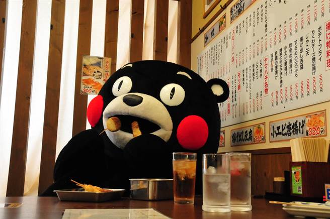 Mobile 你是否好奇過 熊本熊裡面的人 到底是誰 為何會活潑成這樣 日本天皇幫大家問到答案了