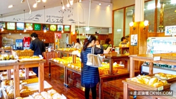 超狂！日本麵包店引進「高科技」結帳流程快狠準：店員都不用算錢了！-1