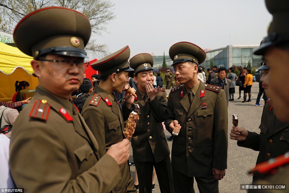 北韓94狂！「飛彈試射失敗」軍人竟吃冰歡慶？！全國都開心不得了．．．網：不會被抓去勞改嗎-2