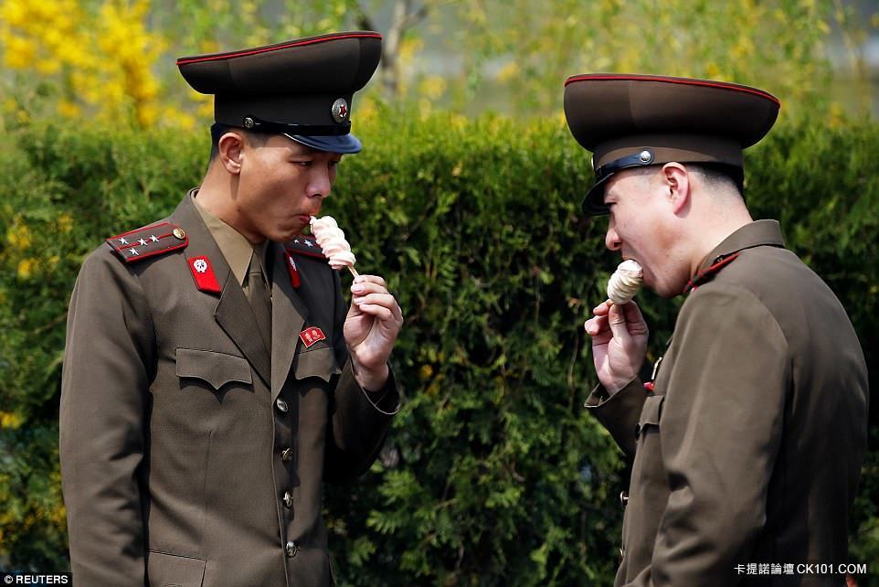北韓94狂！「飛彈試射失敗」軍人竟吃冰歡慶？！全國都開心不得了．．．網：不會被抓去勞改嗎-1