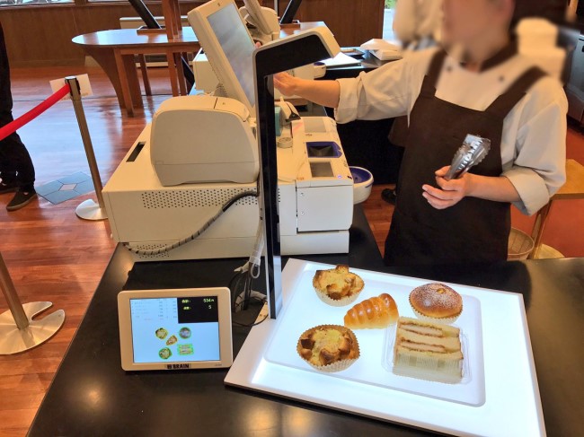 超狂！日本麵包店引進「高科技」結帳流程快狠準：店員都不用算錢了！-2