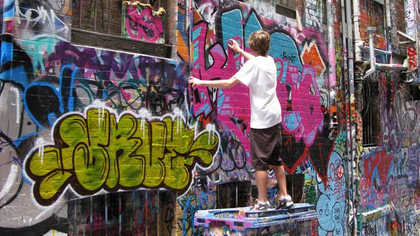 為了反擊清潔人員粉刷掉自己的作品，街頭藝術家使出「超天才復仇」！隔天牆上的塗鴉讓大家都笑翻了！-1
