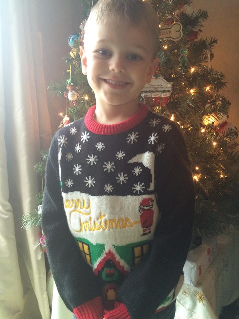 買了聖誕毛衣給兒子穿去上學還PO文炫耀，結果學校老師打電話來投訴她才發現…..-0